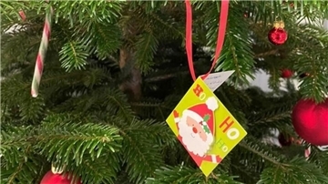 ein Wunschkärtchen hängt am Weihnachtsbaum