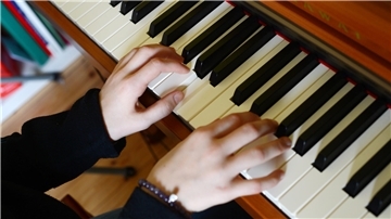Eine Person spielt Klavier