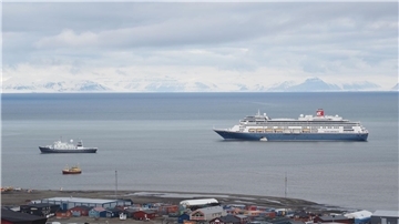 Ab 2025 wird eine Reihe von neuen Vorschriften den Tourismus im Svalbard-Archipel einschränken. Dies wird vor allem für einige Kreuzfahrtunternehmen Probleme bereiten, die schon jetzt mit wesentlich größeren Schiffen und Passagieren Spitzbergen besucht haben.