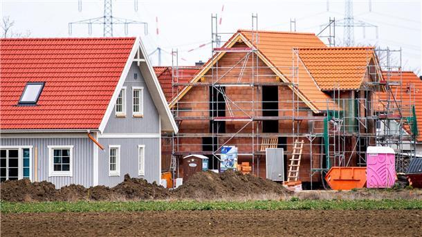Was die neuen EU-Sanierungsvorgaben für Eigentümer bedeuten Ab 2030 sollen nur noch Gebäude gebaut werden, die am Standort keine Treibhausgase aus fossilen Brennstoffen ausstoßen. Ausnahmen sind laut EU-Kommission möglich.
