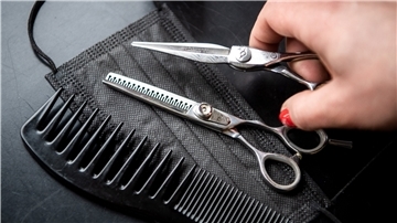 Ab dem 1. März dürfen die Friseure wieder öffnen. Politiker aus der Wesermarsch haben bisher selbst Hand angelegt.