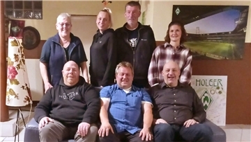 Ab dem 15. Dezember wollen (vorne v. links) Mario Claussen, Manfred Roes, Michael Scharf, (hinten v. links) Elke Terbofen-Oestmann, Sabine Krieten, Holger Kück und Vivienne Hüneke als Theater-Lüüd Donnern mit dem plattdeutschen Stück „De Leev, de Frust, de Swiegermudder“ die Lachmuskeln ihres Publikums strapazieren. Auf dem Foto fehlt Simone Ahrens.
