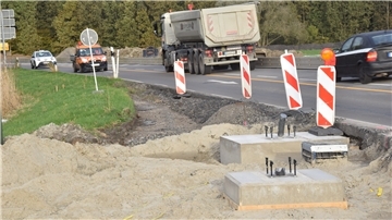 Ab der kommenden Woche ist die B212 in Höhe Atenser Allee/Coldewärferstraße für voraussichtlich zweieinhalb Wochen dicht. Es wird asphaltiert. Die Fundamente für die neue Ampelanlage sind bereits gegossen. 