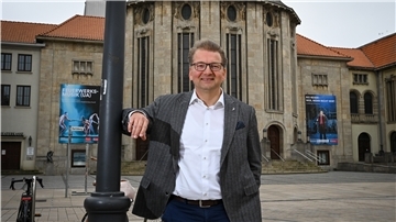 Ab der Spielzeit 2021/22 ist das Stadttheater Bremerhaven die neue Wirkungsstätte von Lars Tietje. Der neue Intendant kommt aus Schwerin, wo er das Mecklenburgische Staatstheater leitet.