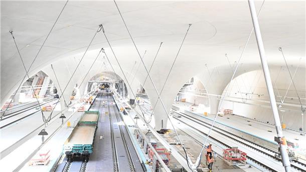Stuttgart-21-Start soll teilweise auf 2027 verschoben werden Ab Dezember 2026 sollen Züge des Fernverkehrs zum größten Teil im neuen Stuttgarter Tiefbahnhof enden. Der Regionalverkehr muss laut Bahn aber noch zum Teil bis Juli 2027 in den alten Kopfbahnhof fahren. (Archivbild)