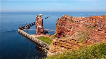 Ab dieser Saison kann man wieder von Bremerhaven nach Helgoland fahren und die Aussicht auf die Lange Anna genießen.