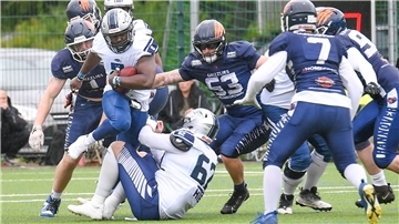 Ein Footballspieler hat den Ball und setzt zum Touchdown-Lauf an. Es ist Andreas Betza von den Bremerhaven Seahawks.