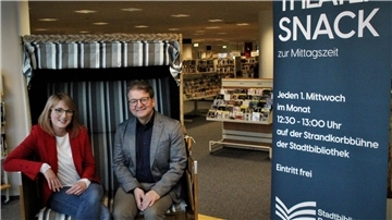 Theatersnack zur Mittagspause: Anika Schmidt und Lars Tietje freuen sich, dass es mit neuen Kooperation zwischen Bibliothek und Theater losgeht.