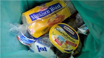 Ab in die Mülltonne? Viele noch essbare Lebensmittel werden verschwendet. In Deutschland sind es gut zwölf Millionen Tonnen im Jahr.