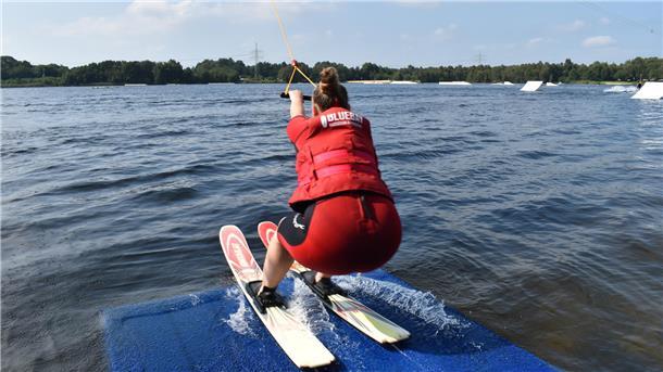 Ab ins Vergnügen: Der Wasserski-Rundkurs am Spadener See zählt mit einer Länge von einem Kilometer zu den größten Europas.