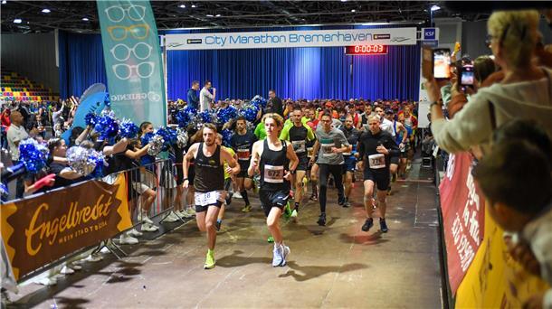 Cellist aus Basel gelingt Meisterstück und gewinnt Bremerhaven-Marathon Ab jetzt zählt jede Sekunde: In der Halle gibt es schon fast einen Massenstart.