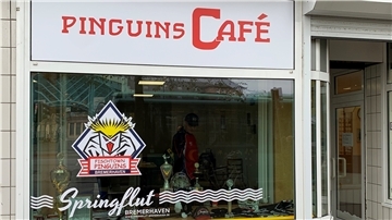 Logo der Fischtown Pinguins auf einer Fensterscheibe.