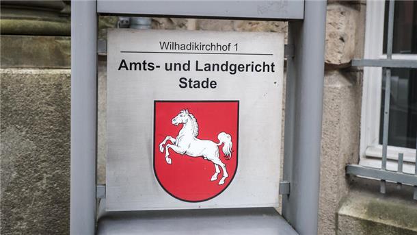 Ein Schild vor dem Amts- und Landgericht Stade