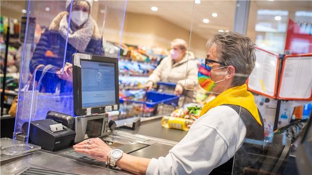 Ab sofort wird es an den Supermarktkassen, wie hier bei Edeka Holling im Debstedter Weg, anders aussehen. Das Tragen einer Maske ist dann nicht länger Pflicht. Kunden können eigens entscheiden, ob sie den Mundschutz tragen.