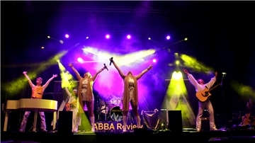 Abba Review spielt in Live-Besetzung mit authentischer, durchweg choreographierter Bühnenshow und den dazugehörigen modischen Accessoires.