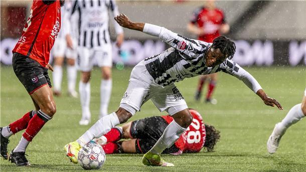 Abdenego Nankishi im Trikot von Heracles Almelo
