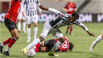 Abdenego Nankishi im Trikot von Heracles Almelo
