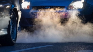 Abgase kommen aus dem Auspuff eines Autos. Das Umweltbundesamt (UBA) stellt in Berlin seine Schätzung zum Ausstoß klimaschädlicher Treibhausgase im Jahr 2022 vor.