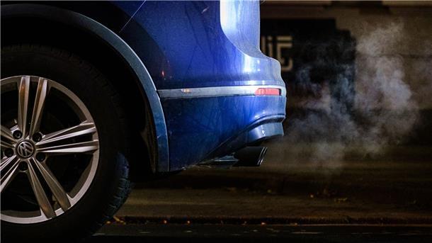 Diesel-Skandal kostet Versicherer 1,52 Milliarden Euro Abgase kommen aus dem Auspuff eines Volkswagen Tiguan.