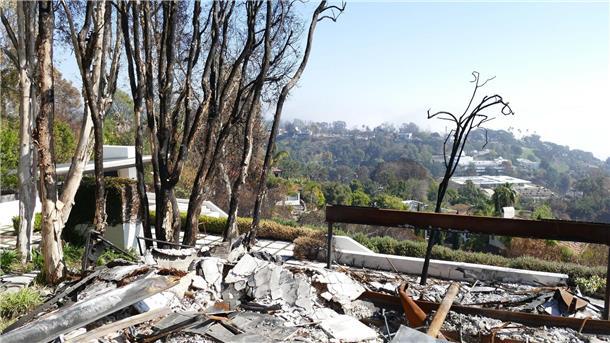 100 Tage nach dem Inferno - ein langer Weg für Los Angeles Abgebrannte Häuserruinen schließen sich an das Grundstück der Villa Aurora an.