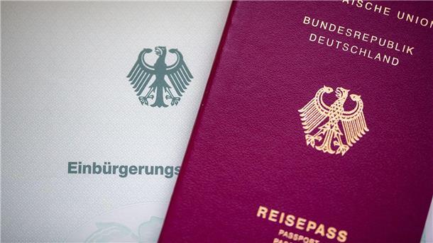 Abgeordnete der Ampel-Koalition betonen, der Entwurf sehe Regelungen vor, um eine Einbürgerung von Rassisten und Antisemiten zu verhindern.