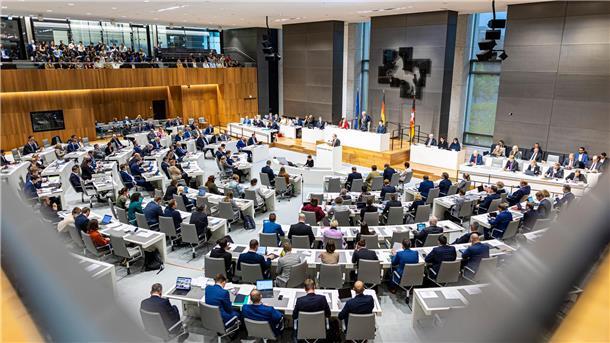 Barbara Thiel wehrt sich gegen Ernennung ihres Nachfolgers Abgeordnete nehmen im Plenarsaal an einer Sitzung des Landtags in Niedersachsen teil.