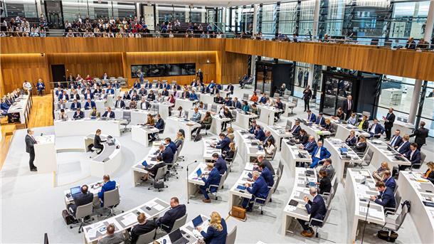 Staatskanzleichef weist Vorwürfe in U-Ausschuss zurück Abgeordnete nehmen im Plenarsaal an einer Sitzung des niedersächsischen Landtags teil.