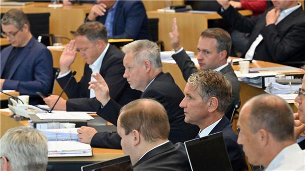 Abgeordnete von CDU, FDP und AfD stimmen im Thüringer Landtag für den Gesetzentwurf der Union.