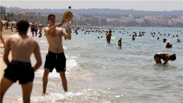 „Hält man nicht mehr aus“: Hitze plagt Touristen-Hotspots Abkühlung im Mittelmeer.