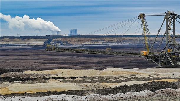 Umwelthilfe: Methan-Ausstoß aus Tagebau höher als angenommen Abraumhalden und ein Absetzer sind im Braunkohletagebau Welzow-Süd der Lausitz Energie Bergbau AG (LEAG) zu sehen. Der Methan-Ausstoß ist in Deutschland deutlich höher als angenommen.