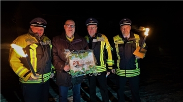 Abschied in Ankelohe bei Fackelschein (von links): Matthias Witte (stellvertretender Stadtbrandmeister), Bürgermeister Thorsten Krüger, Stadtbrandmeister Friedrich Meyerherm und Michael Fulle (stellvertretender Stadtbrandmeister).