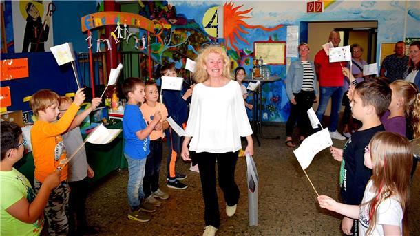 Kinder stehen Spalier für ihre scheidende Schulleiterin.