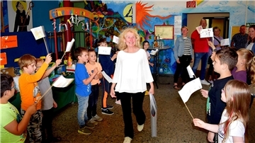 Kinder stehen Spalier für ihre scheidende Schulleiterin.