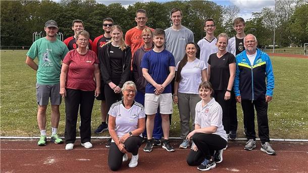 Abschlussfoto im Plaatweg-Stadion: Sie alle sind jetzt Sportabzeichenprüfer.
