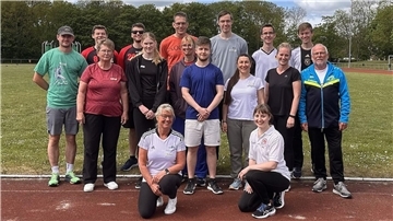 Abschlussfoto im Plaatweg-Stadion: Sie alle sind jetzt Sportabzeichenprüfer.