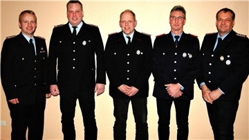 Abschnittsleiter Henning Herzig (links) zeichnet Jan Heldberg für 25 Jahre, Helmut Klindworth, Wilfried Poppe und Rainer Müller für 40 Jahre aktiven Dienst aus.