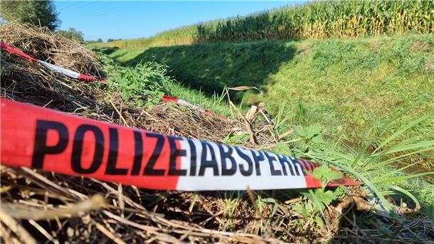 Absperrband der Polizei am Tatort im niedersächsischen Barenburg im Landkreis Diepholz. Foto: -/TNN/dpa