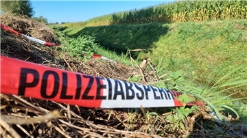 Absperrband der Polizei am Tatort im niedersächsischen Barenburg im Landkreis Diepholz. Foto: -/TNN/dpa