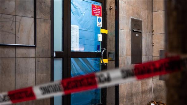 Absperrband vor der Spielothek in Hannover, in der ein Mann tödlich verletzt wurde.