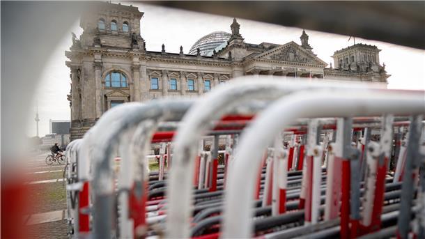 Absperrgitter stehen bereits vor dem Reichstagsgebäude in Berlin. Denn hier findet am heutigen Mittwoch eine Demonstration gegen das Infektionsschutzgesetz statt. Das Gesetz wird vom Bundestag verabschiedet.