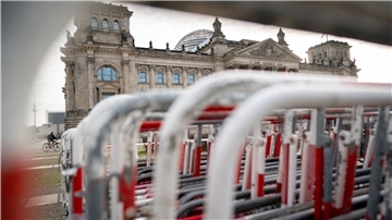 Absperrgitter stehen bereits vor dem Reichstagsgebäude in Berlin. Denn hier findet am heutigen Mittwoch eine Demonstration gegen das Infektionsschutzgesetz statt. Das Gesetz wird vom Bundestag verabschiedet.