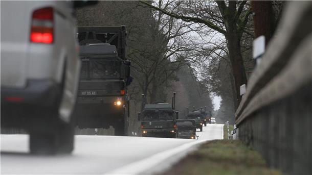Abstand halten. Auf den Straßen in Niedersachsen und NRW sind bald solche Militärfahrzeuge unterwegs. (Handoutfoto)