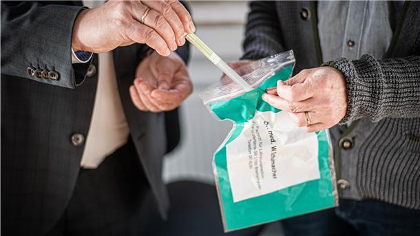 Abstriche von Corona-Verdachtsfällen werden im Labor Dr. Schumacher in Bremerhaven analysiert.