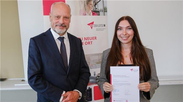 Abteilungsleiter Christoph Wilk gratuliert Denise Wächter (Stadt Cuxhaven) zur Teilnahme am Kursus  „Kommunales Mobilitätsmanagement“.