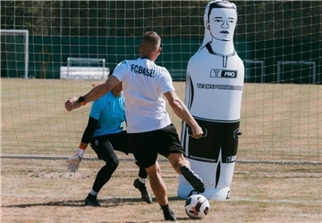 Abwechslungsreiche Übungen gehören bei Lars Neugebauer immer zum Trainingsprogramm mit seinen Torhüterinnen.