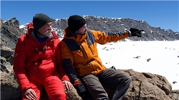 Achill (links) und Aaron Moser auf dem Gipfel des Kilimandscharo.