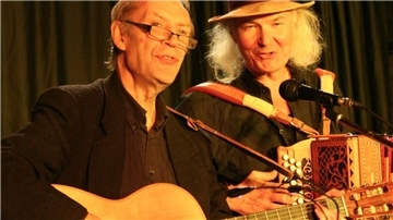 Achim Amme (links) und Ulrich Kodjo Wendt stehen am 10. Januar zusammen im Kulturhof Heyerhöfen auf der Bühne. 