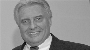 Ein älterer Mann auf einem Schwarz-Weiß-Foto.