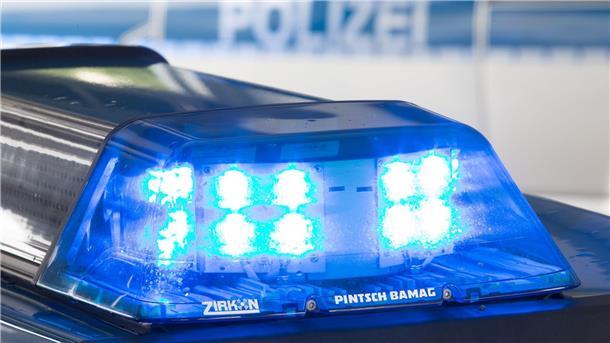 Erneut Gegenstände auf die A1 geworfen Acht Autos sind auf der A1 Richtung Bremen durch geworfene Gegenstände beschädigt worden (Symbolbild).