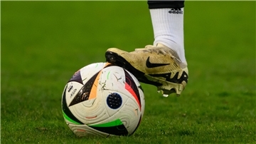 Ein Spieler aus Deutschland trägt Fußballschuhe der Marke Nike und Socken des Ausrüsters Adidas.